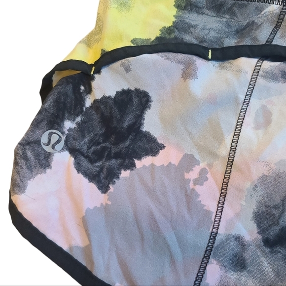 Lululemon Speed Shorts Citron Tinted women's size 6 Rare print - Picture 3 of 8